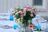 Fototapeta  - букет розовых роз на праздничном столе