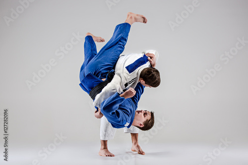Fototapety Judo  dwoch-wojownikow-judokow-walczacych-z-mezczyznami