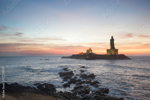 Fotografie, Obraz People greet the sunrise in Kanyakumari the southernmost point of the Indian sub