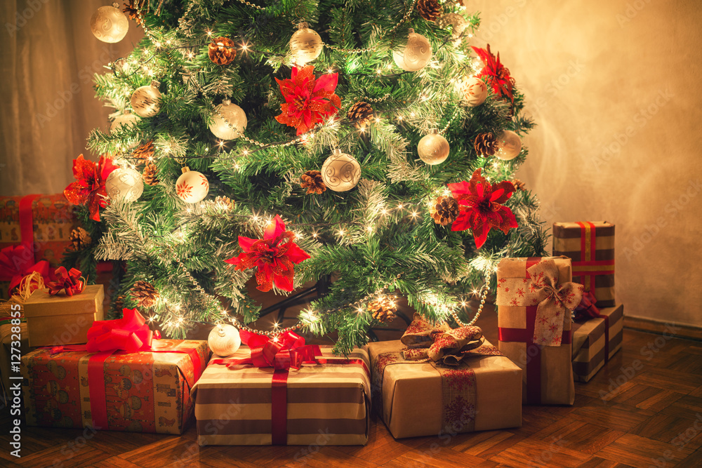 фотография Christmas tree with presents