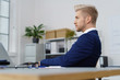 © contrastwerkstatt - mann im büro sitzt nachdenklich am schreibtisch