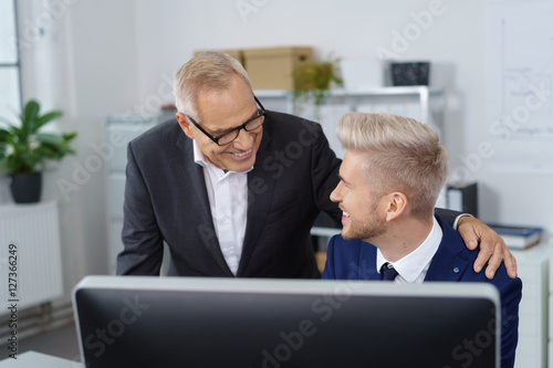 Fotografia vater und sohn arbeiten zusammen im familienbetrieb