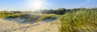 Sommerliche Dünenlandschaft auf norddeutscher Insel mit Sonnenstrahlen | Nordsee - Banner 