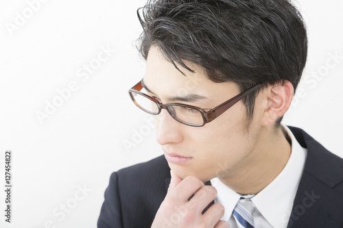 男性 ビジネスマン 考える 悩む 悩み 疑問 シリアス 真剣 ひらめき 横顔 眼鏡 白バック Stock Photo Adobe Stock