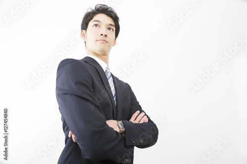 男性 ビジネスマン 腕組み 見上げる 見つめる 気合い やる気 真剣 ローアングル 白バック Stock 写真 Adobe Stock 男性 ビジネスマン 腕組み 見上げる 見つめる 気合い やる気 真剣 ローアングル 白バック Stock 写真 Adobe Stock