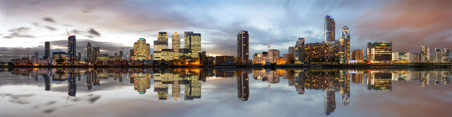 Fototapete - Panorama von Canary Wharf in London nach Sonnenuntergang