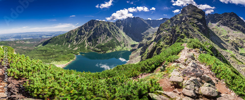 piekna-widok-na-czarny-staw-gasienicowy-w-polskich-gorach