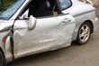 Unfallwagen, Sportwagen mit Unfallschaden steht auf einer Straße, Deutschland