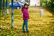 © lucio pepi - una bella bambina in posa in un ambiemte autunnale