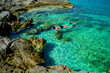 Schöne Frau im Bikini Schnorchelt durch Türkises Wasser an der Küste