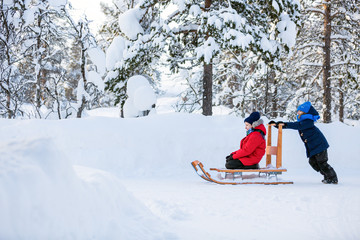 Canvas Print - Kids outdoors on winter