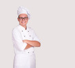 Junger Auszubildender – Koch – vor grauem Hintergrund