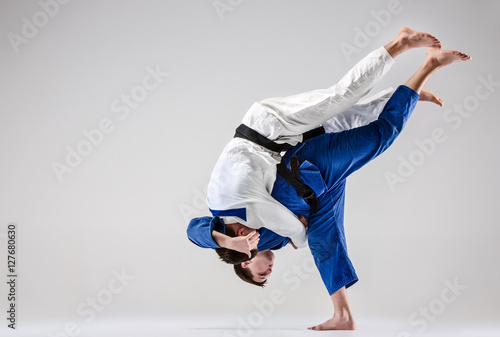 Obrazy Judo  dwoch-wojownikow-judokow-walczacych-z-mezczyznami