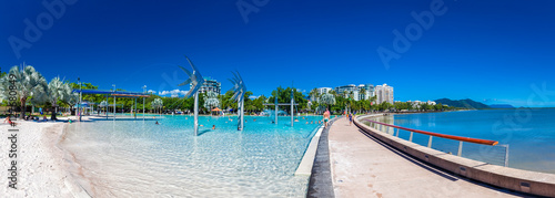 Fotografía CAIRNS, AUSTRALIA - 27 MARCH 2016. The Esplanade in Cairns with