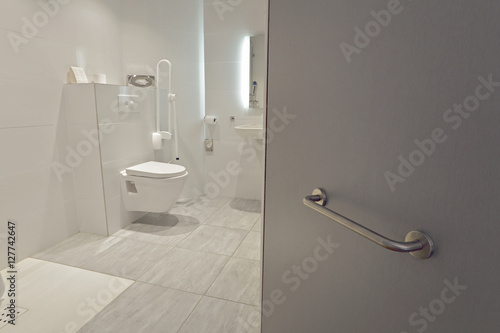 Fotografía salle de bain équipée pour personnes handicapées