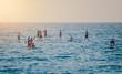 Surfer im Sonnenuntergang/Gruppe von SUP´s in der Abendsonne