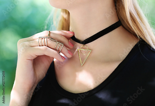 Cuadros en Lienzo Young woman with beautiful rings and choker