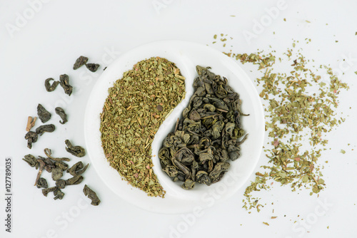 Zdjęcie XXL Zielona herbata liściasta kontra herbata ziołowa w kształcie Yin-Yang