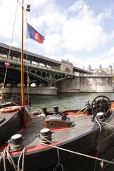 Sticker - Pont de Bir Hakeim vue depuis une péniche à Paris