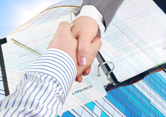 Aufkleber - Closeup of businessmen and businesswoman shaking hands over the signed contract