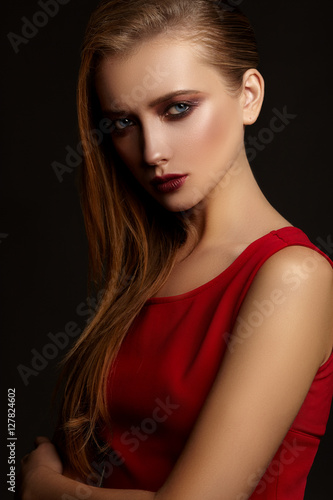 Fotografía Fashion portrait of young attractive girl in red dress.