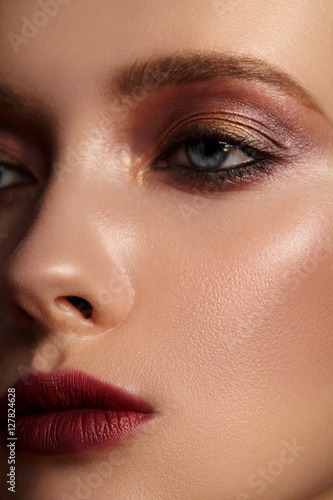 Fotografía Close-up portrait of girl with bright red makeup