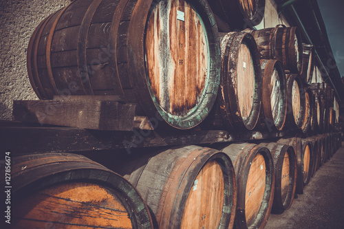 Fotografía wooden barrels in the distillery folded in the yard in shelves