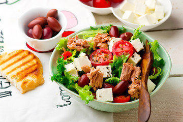 Tomato and Endive Salad with Tuna.