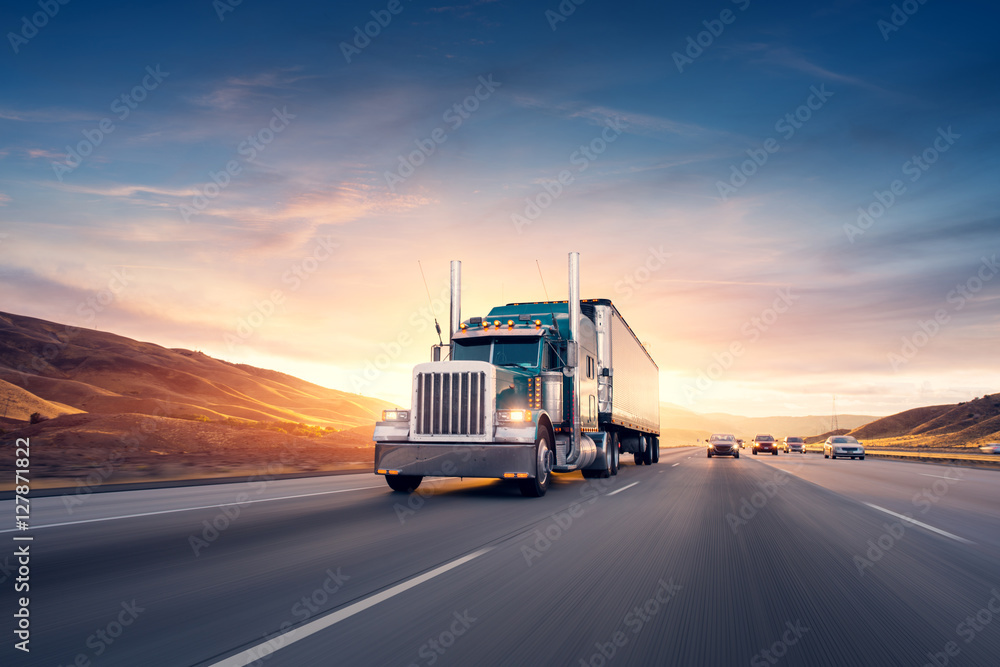 Ciężarówka w stylu amerykańskim na autostradzie ciągnąca ładunek. Transport - obrazy, fototapety, plakaty 