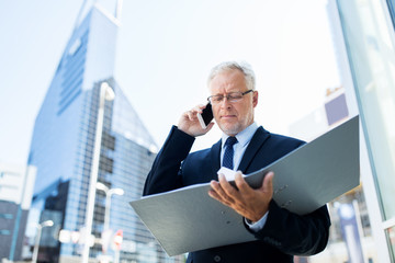 Canvas Print - senior businessman calling on smartphone in city