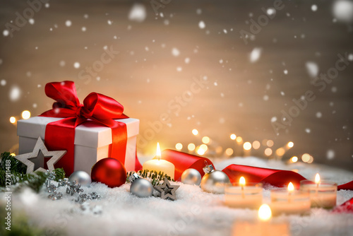 Foto-Tischdecke - Weihnachten Hintergrund mit Geschenk und rotem Band, Kerzen, Lichterkette, Weihnachtsdeko und Schnee (von Smileus)