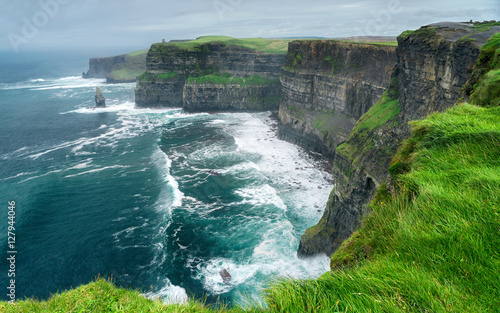 Fotomural Spectacular view of famous Cliffs of Moher and wild Atlantic Ocean, County Clare, Ireland