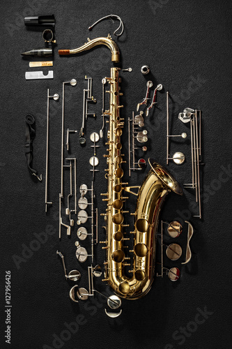 Dekoracja na wymiar  saksofon-tenorowy-rysunek-rozstrzelony-na-bialym-tle-na-szarym-tle-rozstrzelony-schemat-tenor