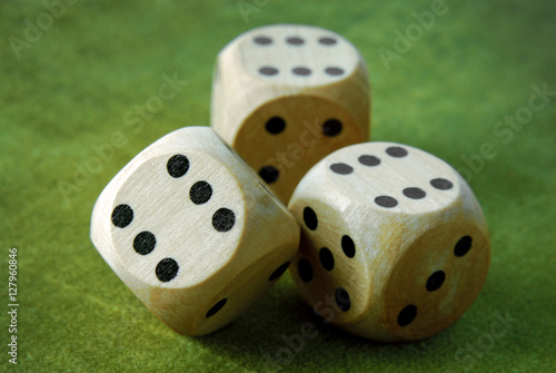 Платно closeup of the dices on green table