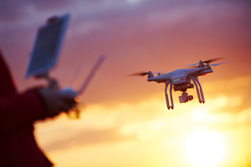Wall Mural - drone pilotage at sunset