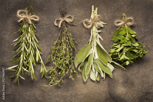 rozmaryn-tymianek-szalwia-i-oregano-na-kamieniu