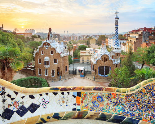 Plakat Park Guell w Barcelonie. Zobacz, aby wejść do domów z mozaikami na pierwszym planie