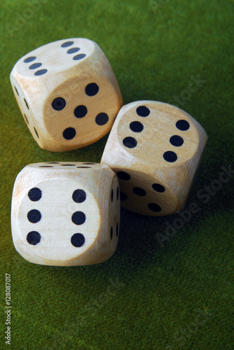 Платно closeup of the dices on green table