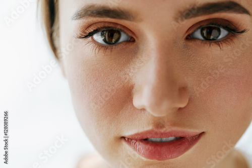 Fotografía Closeup Of Beautiful Young Woman Face With Natural Makeup