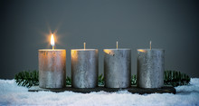 Erste Advent - Vier Silberne Adventskerzen Mit Einer Angezündete Kerze