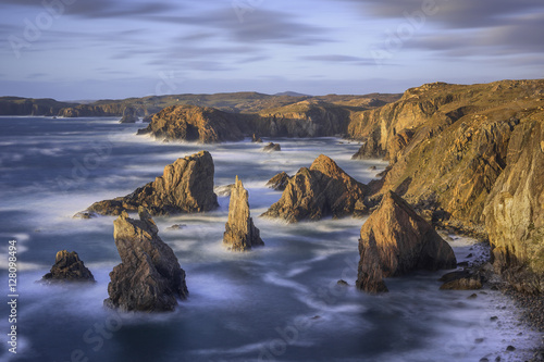 Cuadros en Lienzo Cliffs and stack rocks in sea at sunset, Harris and Lewis, Scotland