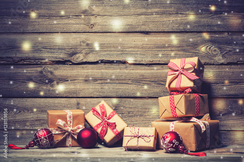 Foto-Tischdecke - Christmas background with decorations and gift boxes (von Alexander Raths)
