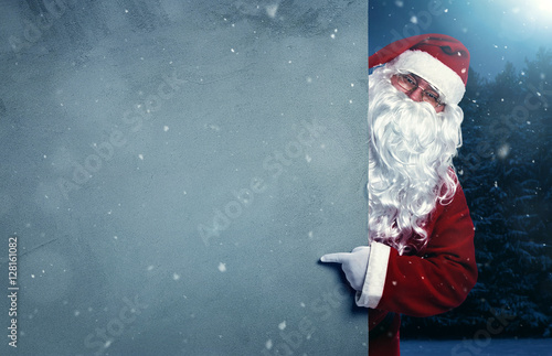 Foto-Stoffbanner - Santa Claus pointing on blank advertisement banner (von rangizzz)