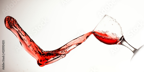 rozlewajace-sie-czerwone-wino-na-bialym-tle