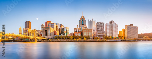 Foto-Schmutzfangmatte - Long exposure of Pittsburgh downtown skyline and Roberto Clemente bridge, on a sunny afternoon, as viewed from North Shore Riverfront Park, across Allegheny River. (von mandritoiu)
