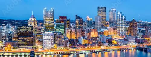 panorama-miasta-pittsburgh-oswietlone-miasto-wieczorem