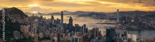 Fotografía Sunrise ( day to night shot) over Victoria Harbor