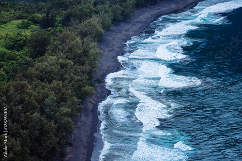 Tapeta ścienna Linia brzegowa oceanu wiejskiego z fal szorstkich, Hawaje