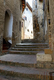 Fototapeta Na drzwi - Narrow street and stairs in San Gimignano in Tuscany, Italy.