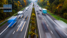 Autobahn Mit Autos Und LKW Im Herbst